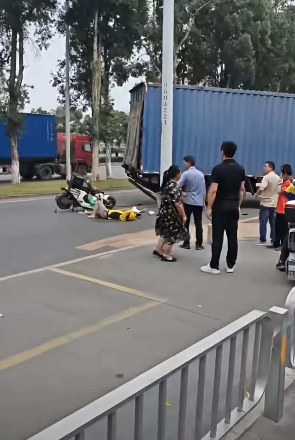 他是谁家的孩子？
又是谁人的老公？
撞到车头都断了，
恐怕凶多吉少了！
外卖小哥