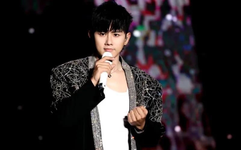 #你觉得张杰的演唱会怎么样#

张杰的演唱会还是成功的，不然也不会一场接着一场开