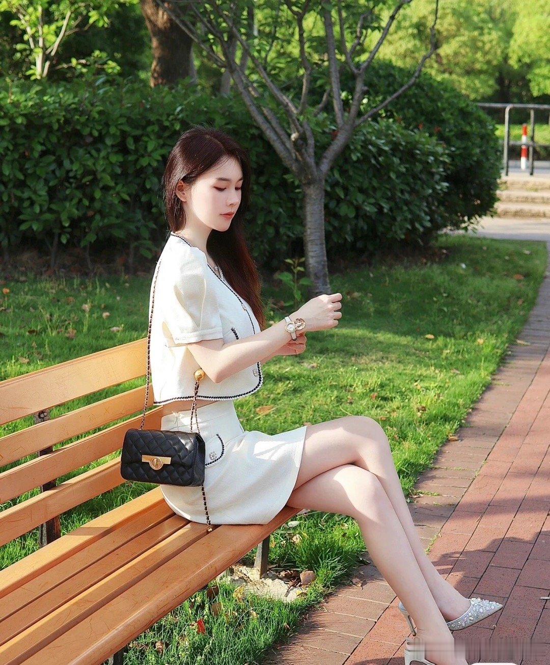 1、一段话介绍今天上午的债市？答：今天债基的赚钱效应会非常不错，表现最好的是银行