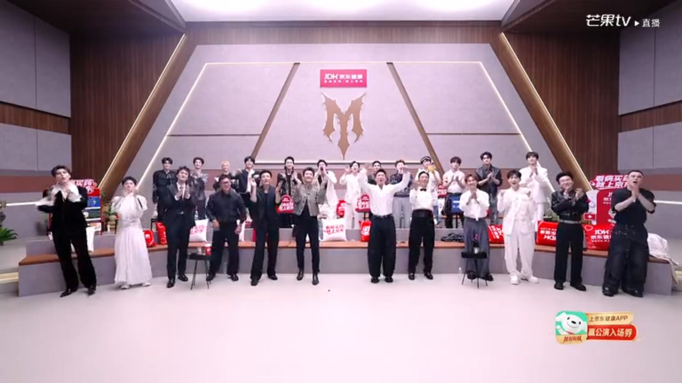 孙楠唱歌全场哥哥起立孙楠唱歌全体哥哥起立 孙楠唱歌全体哥哥起立，毕竟是前辈啊！！
