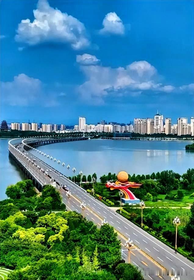 “一川滦水绕名城，
半卷山河入画中。

河北迁安。这里不仅水丽山清，而且80万人