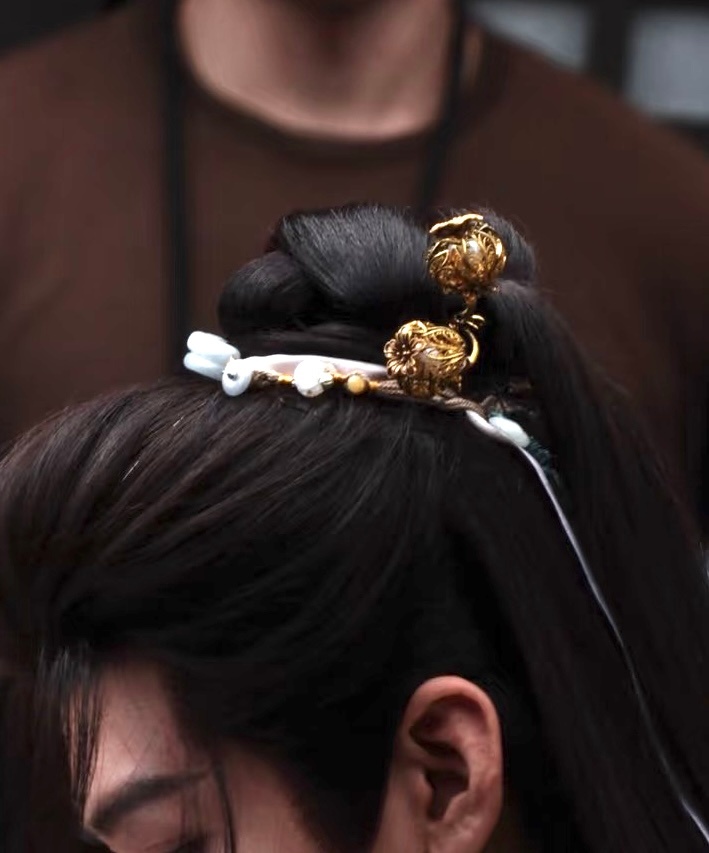 终于看清楚这个新发簪了 是镂空的花苞耶 ​​​