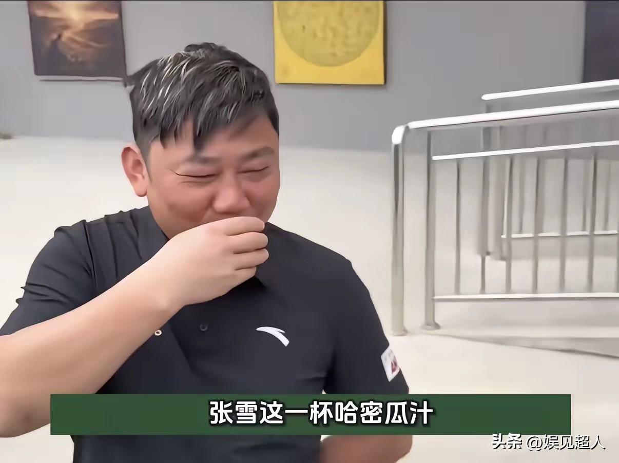 张雪这张嘴，真敢说！一句话戳破“纯天然”的窗户纸

哈密活动现场，工作人员递上一