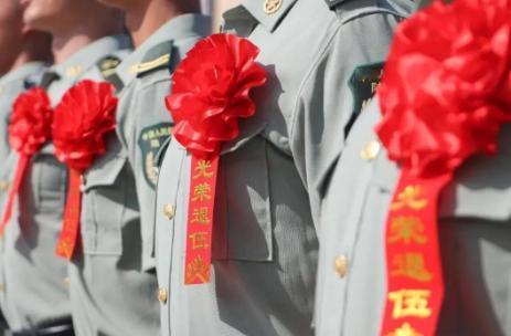 “退役”和“退伍”虽只差一字，却天差地别。退伍的义务兵，两年期满，部队叠好被子，