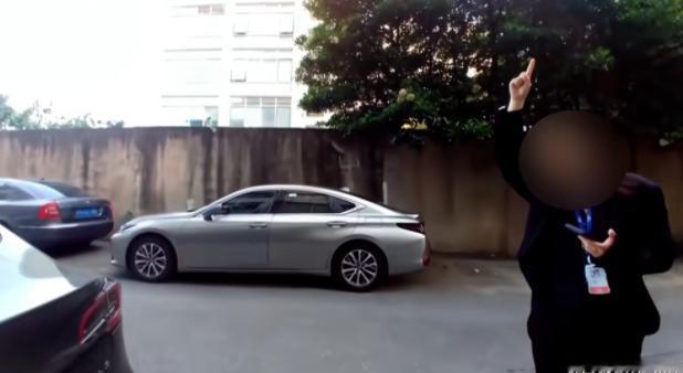 近日，上海董女士从银行取了30万现金，随手塞进特斯拉后备箱，一放就是好几天。前几