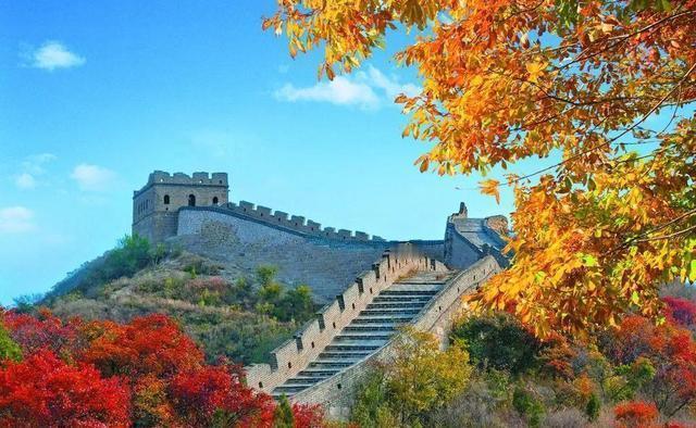 万里长城，世界七大建筑奇迹之一，凝聚中国古代智慧与血泪。它曾是抵御外敌的屏障，如