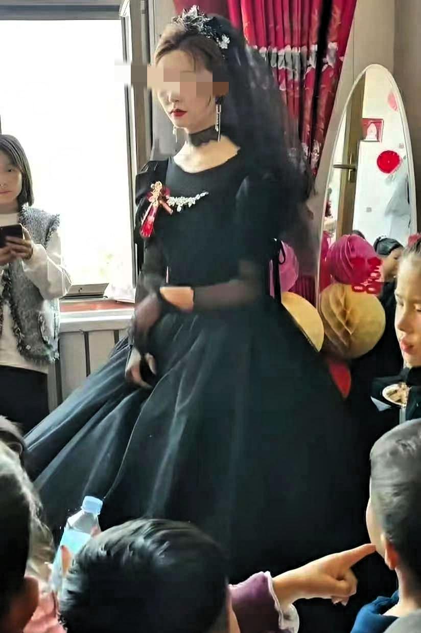 女子坚持穿黑婚纱结婚，新郎不敢吭声，新郎父母不敢反对。主打的新娘一个自由自在，新