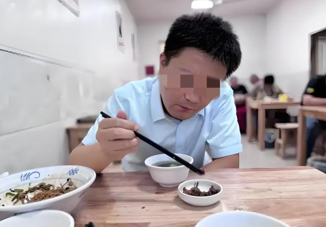 1月2日报道，内蒙古，女子的丈夫病逝后，她收拾遗物发现丈夫在8年里给一面馆女员工