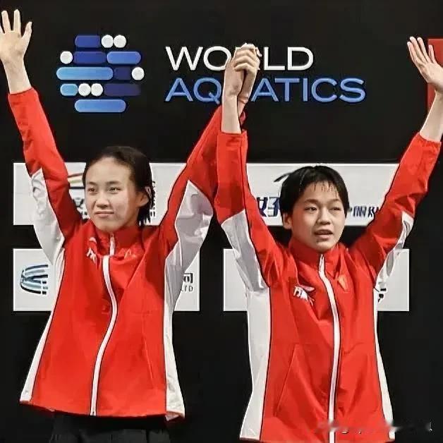 2024跳水世界杯总决赛4月19日，首个比赛日中国队收获四枚金牌。
女子双人十米