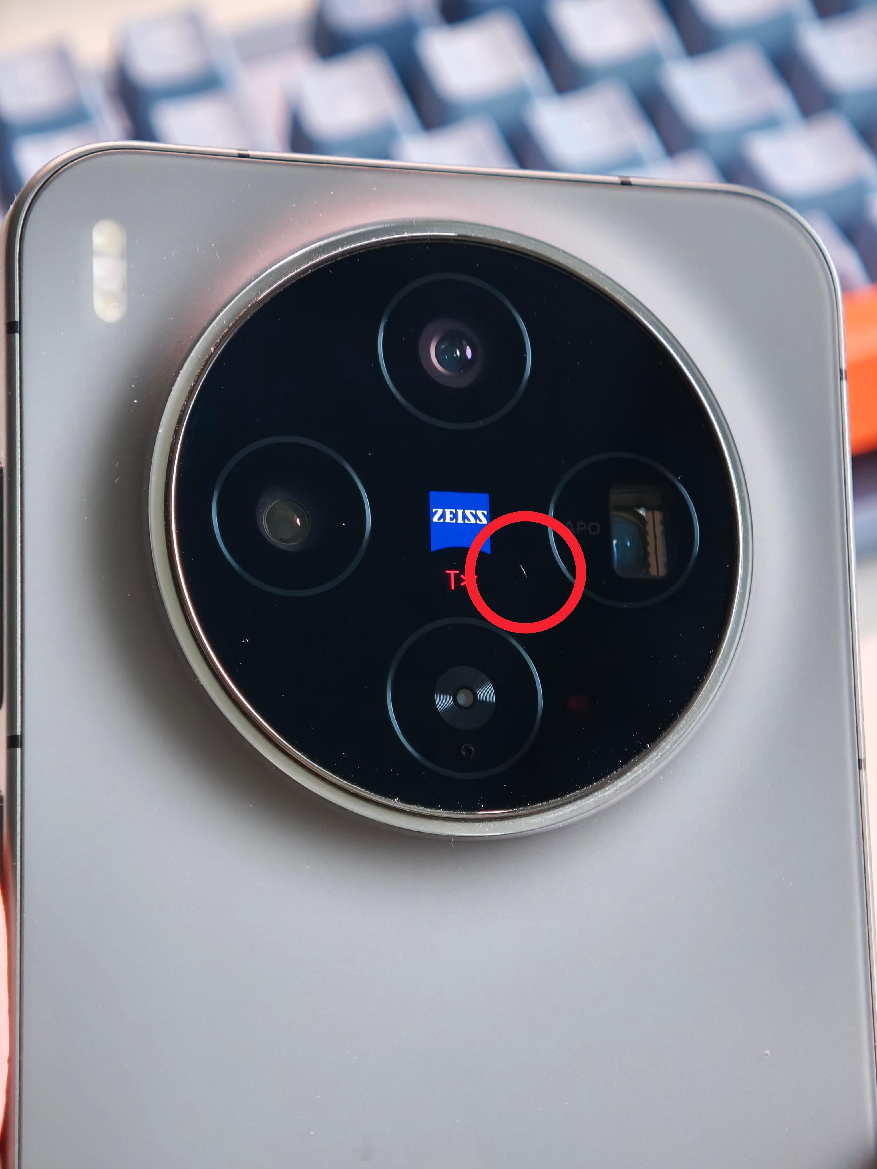 心疼死我了，一直裸机用，突然发现我的X300镜头Deco处有个划痕 