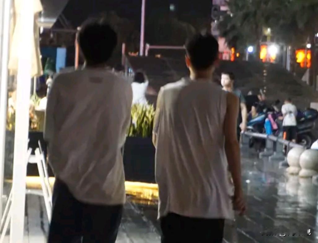 好的爱情，是两个人相互照亮，一起变得更好，而不是一个人拼命发光，另一个人只顾取暖