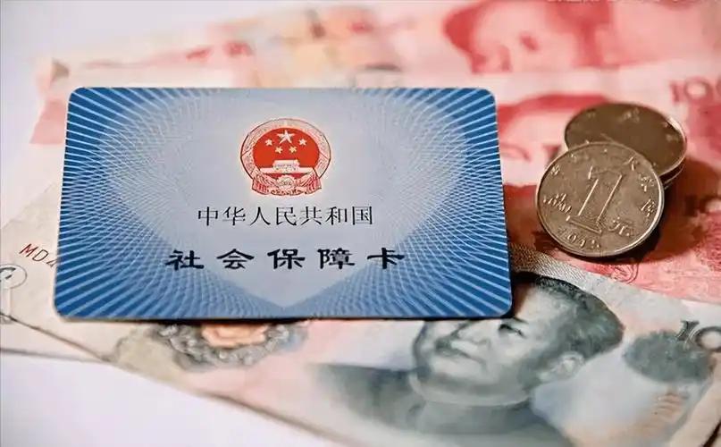 北大经济学教授张丹丹提出“灵活就业是一种福利”的观点，引发广泛争议。该观点认为灵