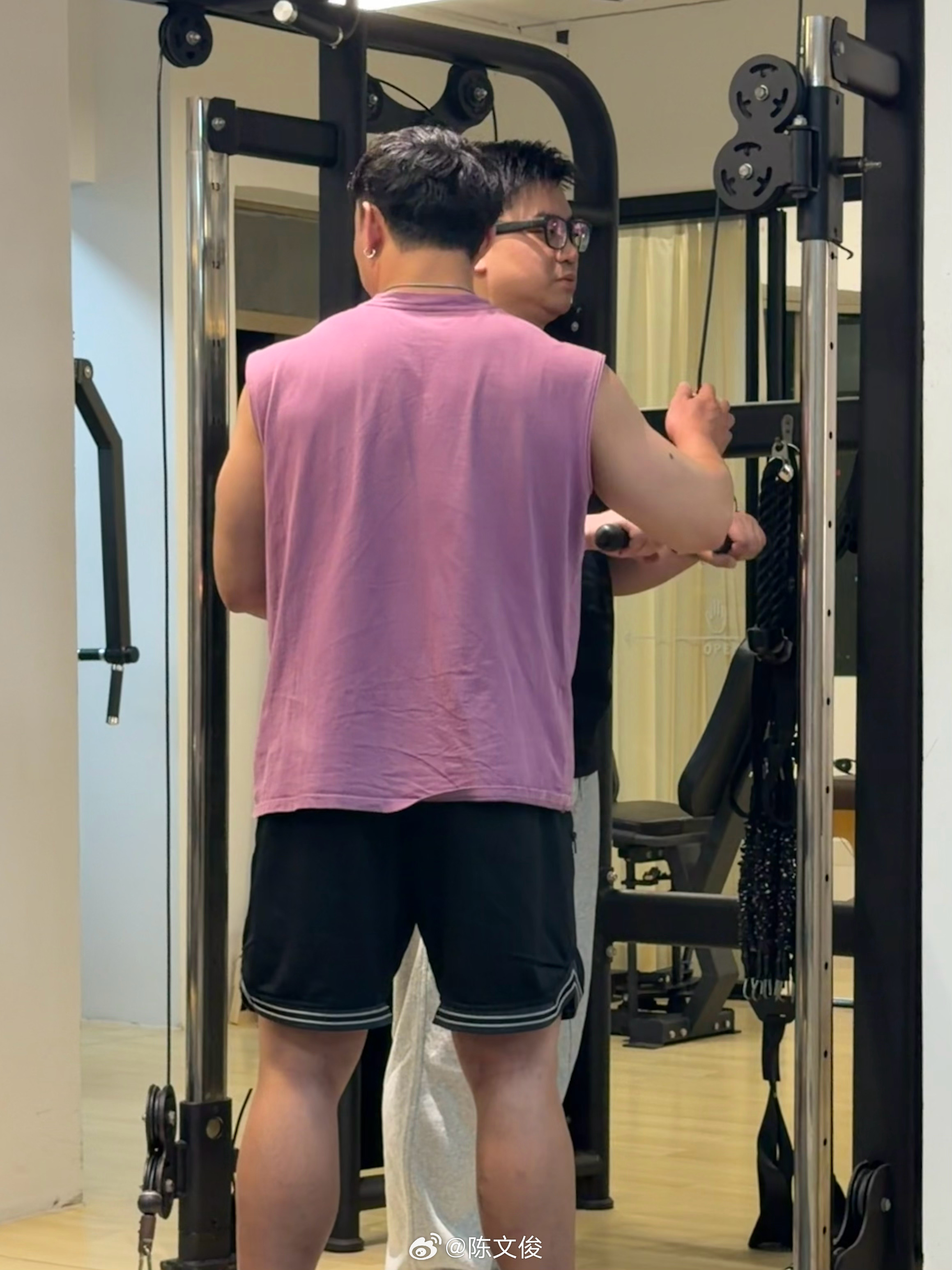 昨晚锻炼完，今天腹和臂都没力气，起床都艰难