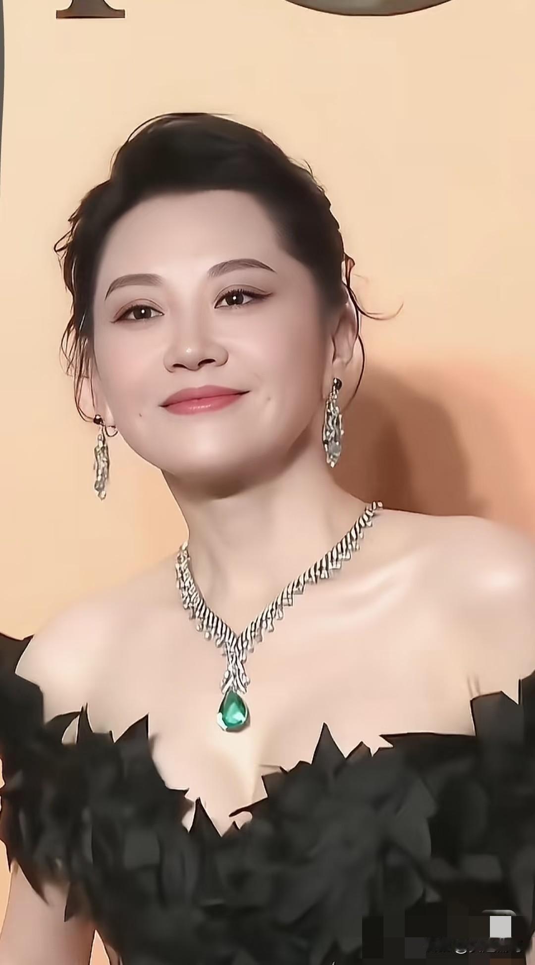 不得不说，
女神也老了，
身材都走样了!

看到许晴近照，我第一反应不是“女神老