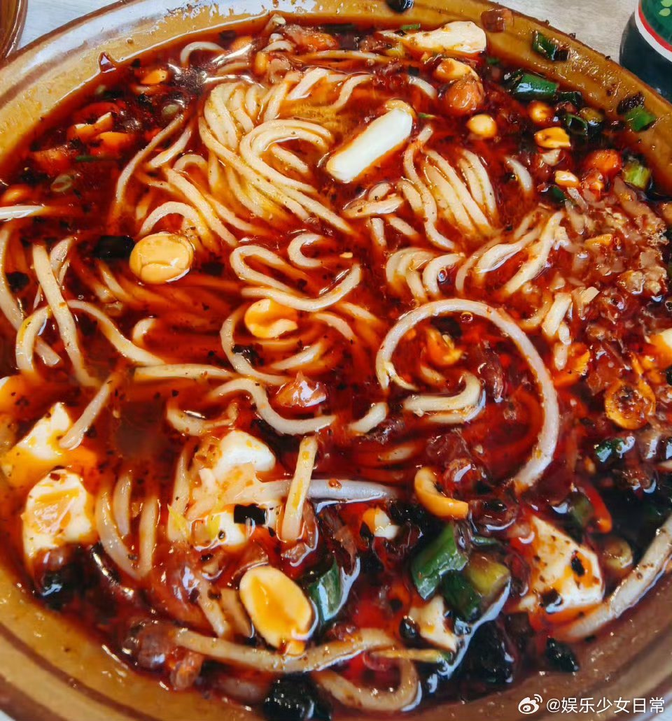 谢娜晒老家学校旁边的面小学门口的面馆，一吃就是几十年。有时候想家，不是想那个地方