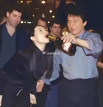 章子怡很豪爽对着成龙打开的酒瓶，就这样用嘴接着，大口喝酒 ​​​