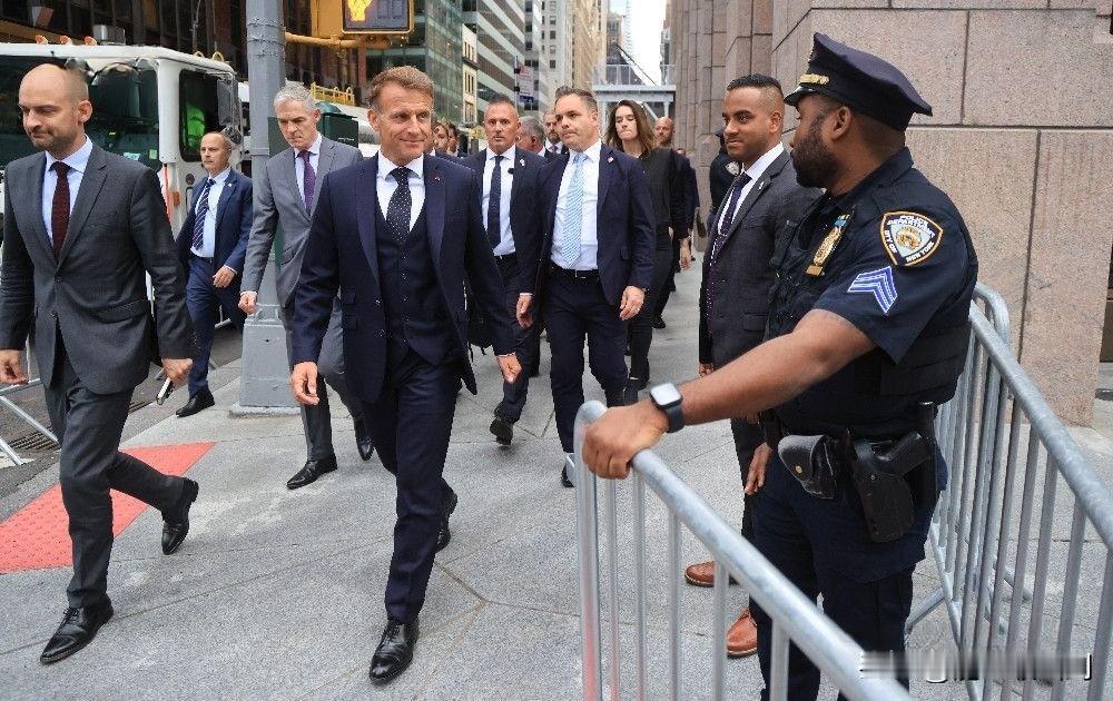 纽约交通管制，总统也得步行。联合国大会在纽约召开，各国领导人和记者云集，道路非常