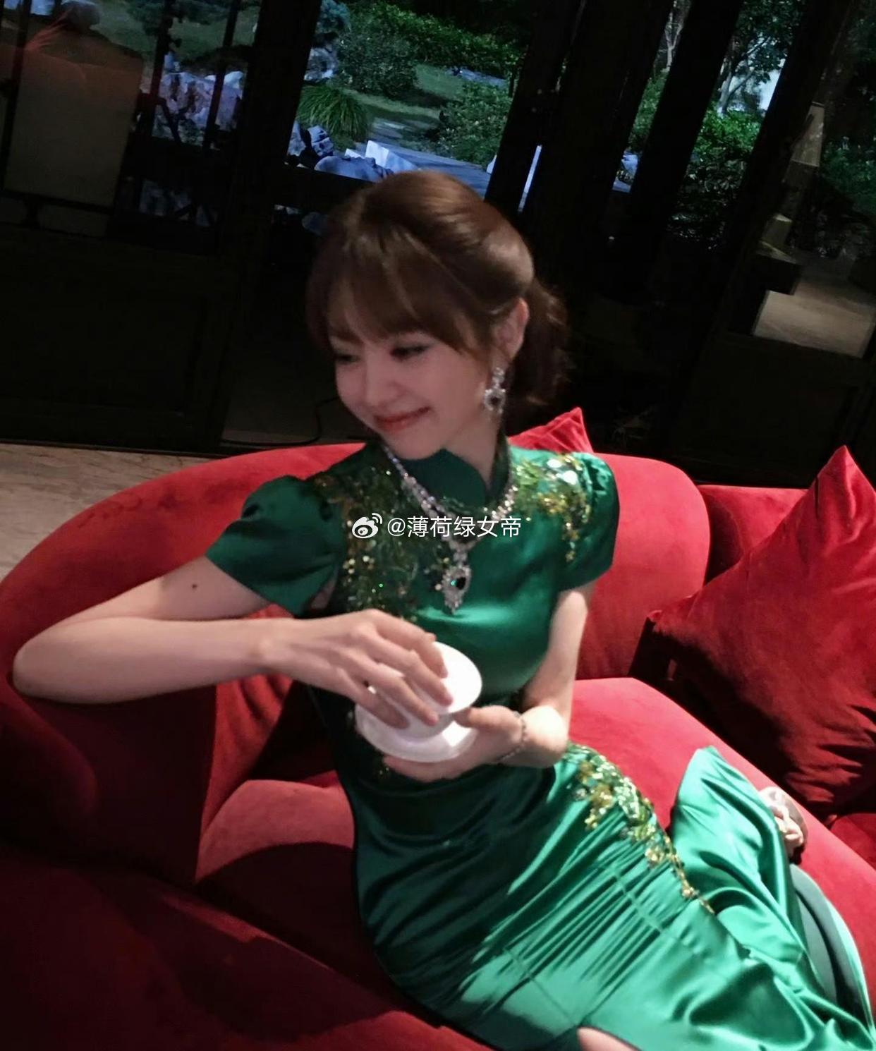 田曦薇 比巴掌先来的是姐姐的香气田曦薇凭0.67腰臀比杀疯！一身翡翠绿旗袍刷屏全