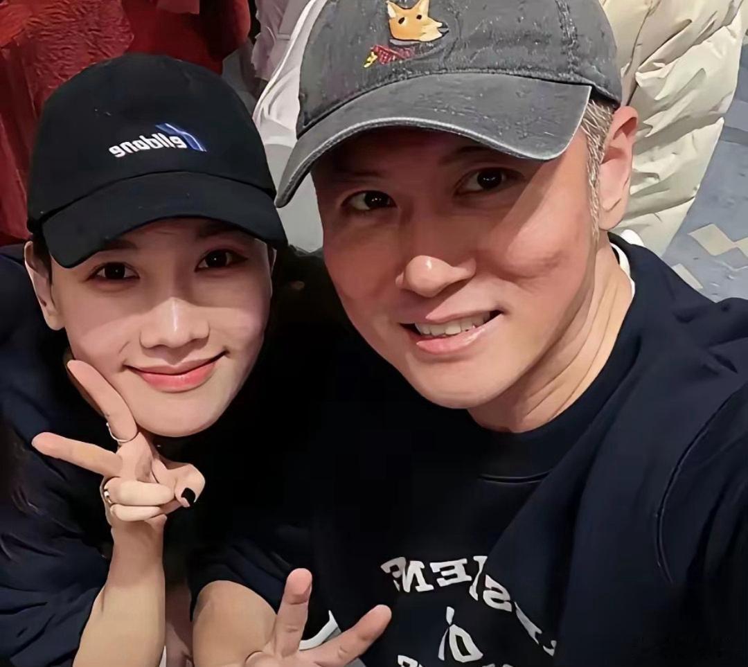 孙骁骁被李响求婚好几次都没成功，竟然没有任何预告，转头就跟任重结婚生子了。 