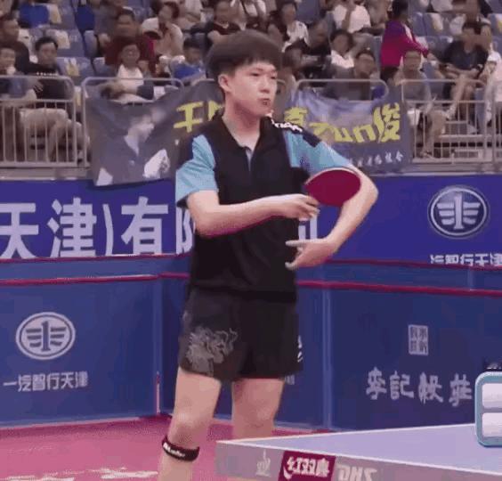 王楚钦在头头是道的指导大头！这是不是传说中的球痴？[赞][赞]