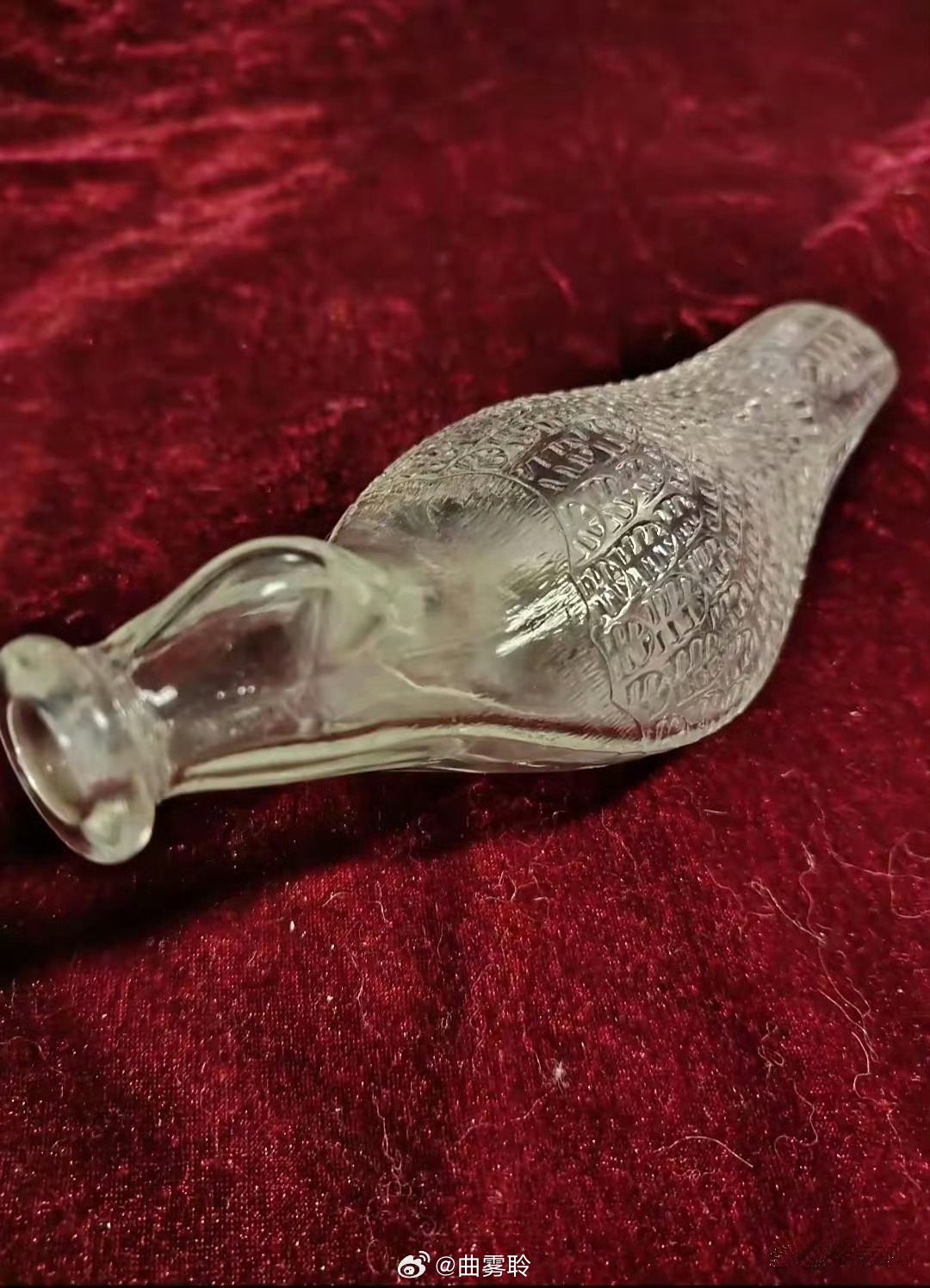 这老物件看着可有年头了，你能认出它是啥不？ 