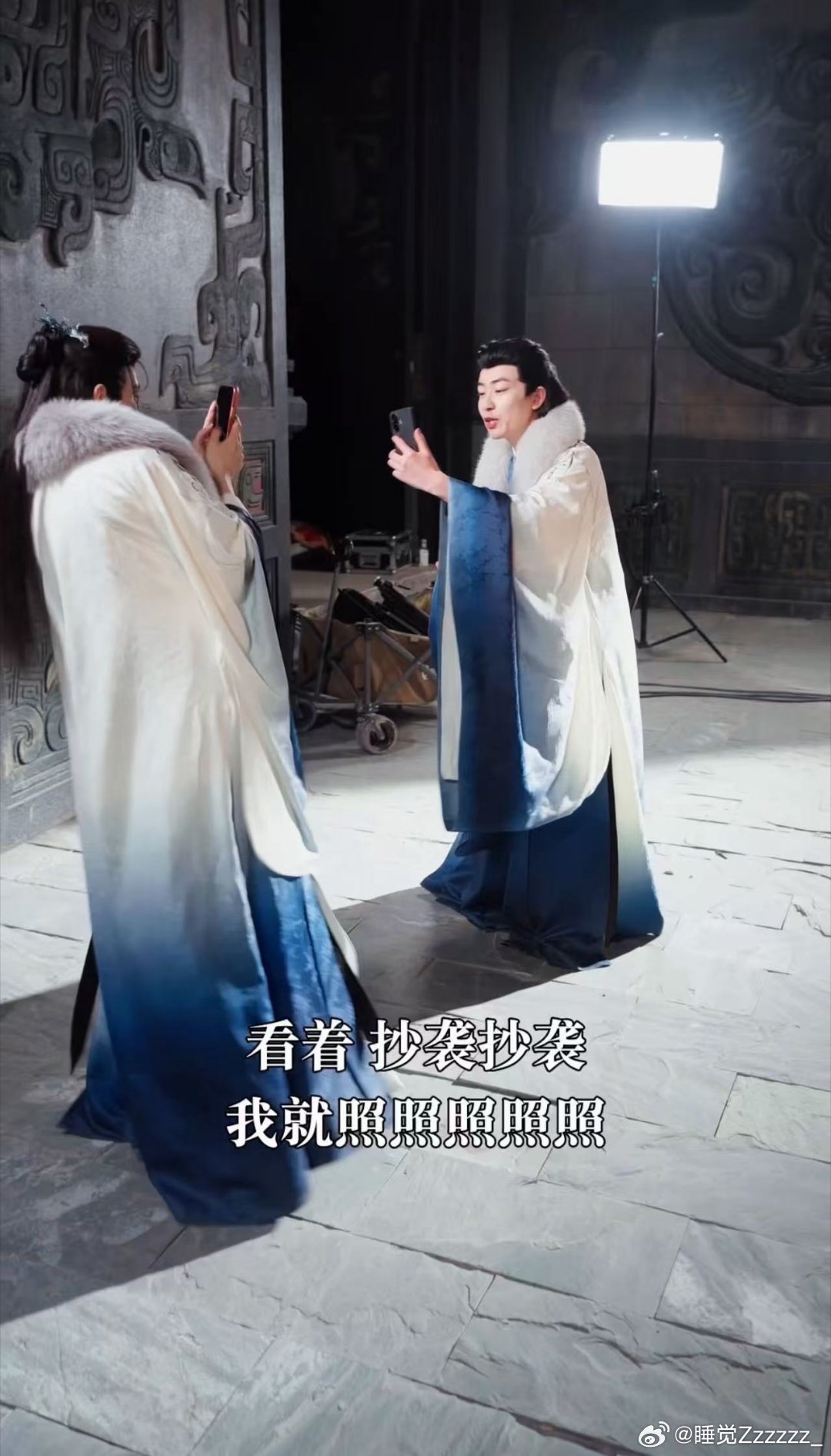 长剧短剧因服装抄袭打起来了剧情犀利又敢拍，把行业内幕狠狠扒开，密集笑点与讽刺拉满