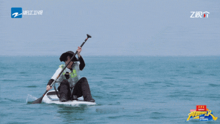 贺峻霖你学学人李昀锐划船吧 李昀锐和贺峻霖的皮划艇对决，竞技感直接拉满！小林跪着