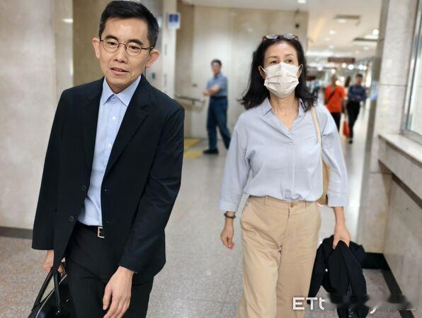 高金素梅姐弟出庭，皆否认诈领助理费　
无党籍立委高金素梅被控涉以亲友当人头，诈领