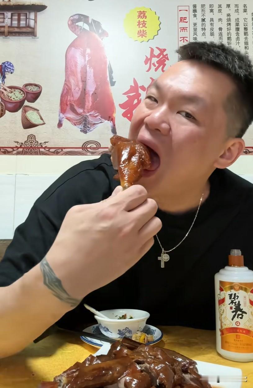 在东莞，朱芳雨下班后开车一个多小时来这间饭店吃烧鹅，他点菜说：来一只20年的荔枝