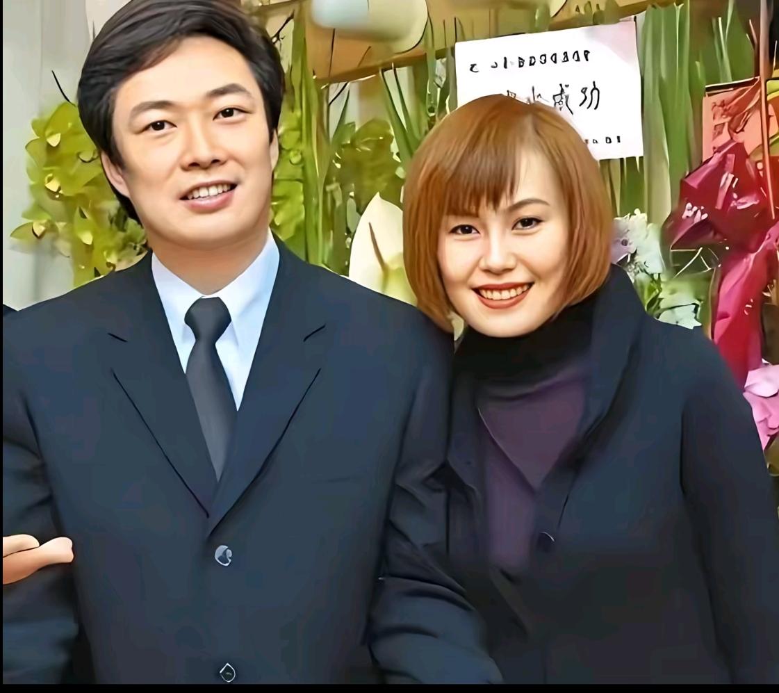 费玉清一辈子没有成家，始终孤身一人，年轻的时候一心扑在歌唱事业上，错过了很多缘分