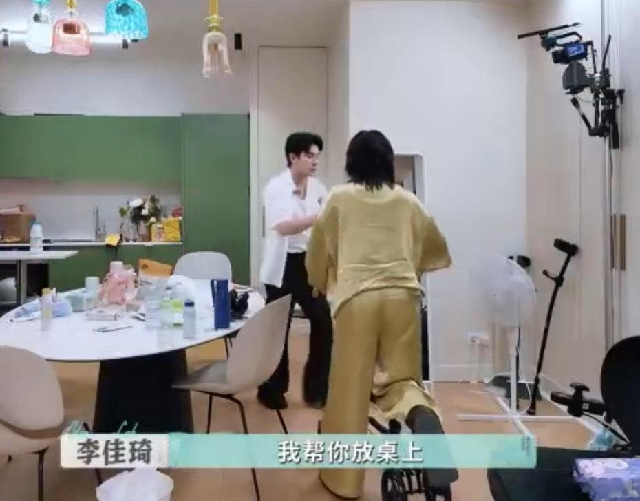 李佳琦[超话]每天提前准备好牛奶送房间，李佳琦这行动力加贴心，直接圈粉！李佳琦睡