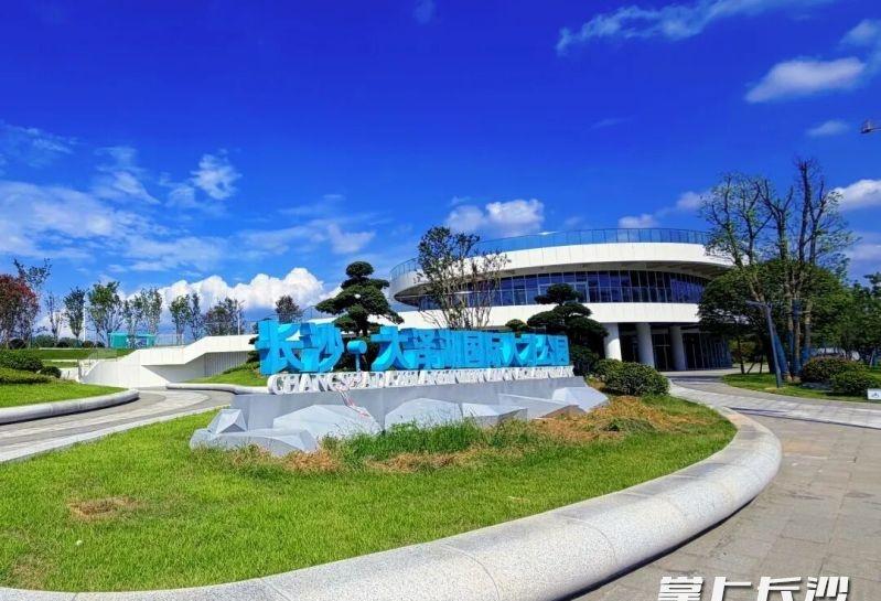 【大泽湖国际人才公园建成开放啦】公园紧邻湘江，坐拥潇湘大道优质滨江景观带，江景与