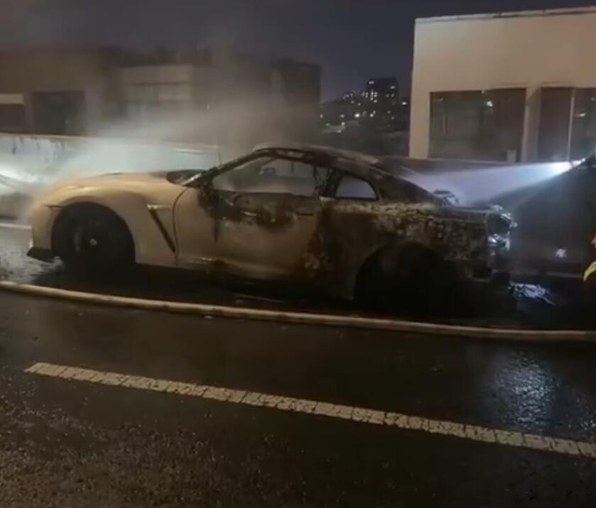 这种大功率跑车，散热量都是非常大的，而且非常依靠空气流动去散热，因此在低速下大脚