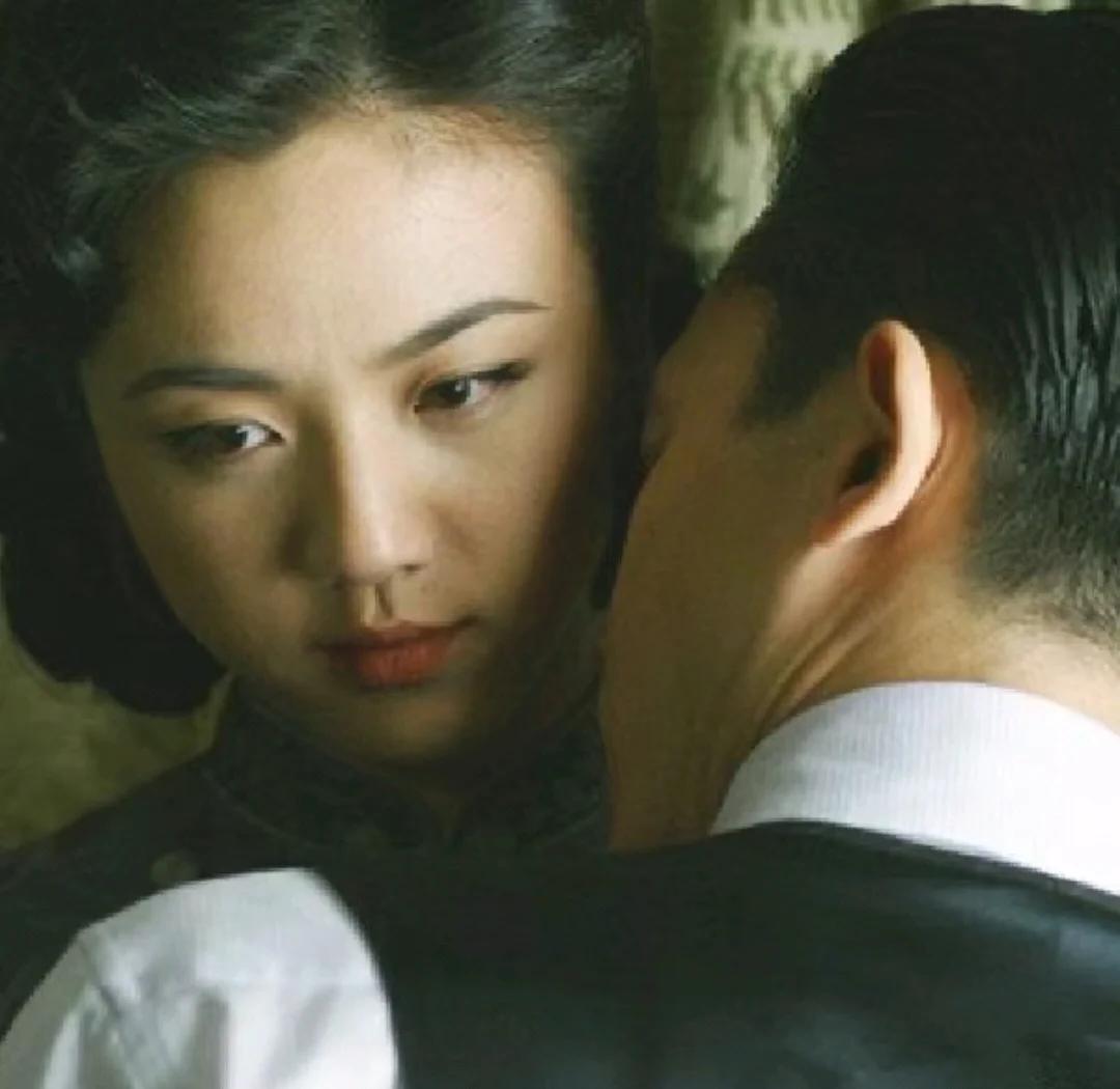 《色戒》里的王佳芝之所以最后突然“反水”放过易先生，很大程度上就是想自己做回主，