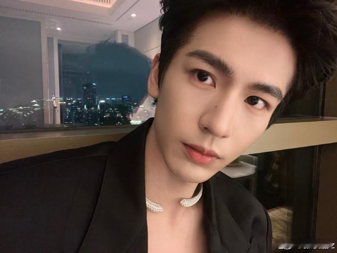 #张凌赫自拍plog##张凌赫吃饼干侧颜#张凌赫的每一张自拍都是他的独特印记，吃