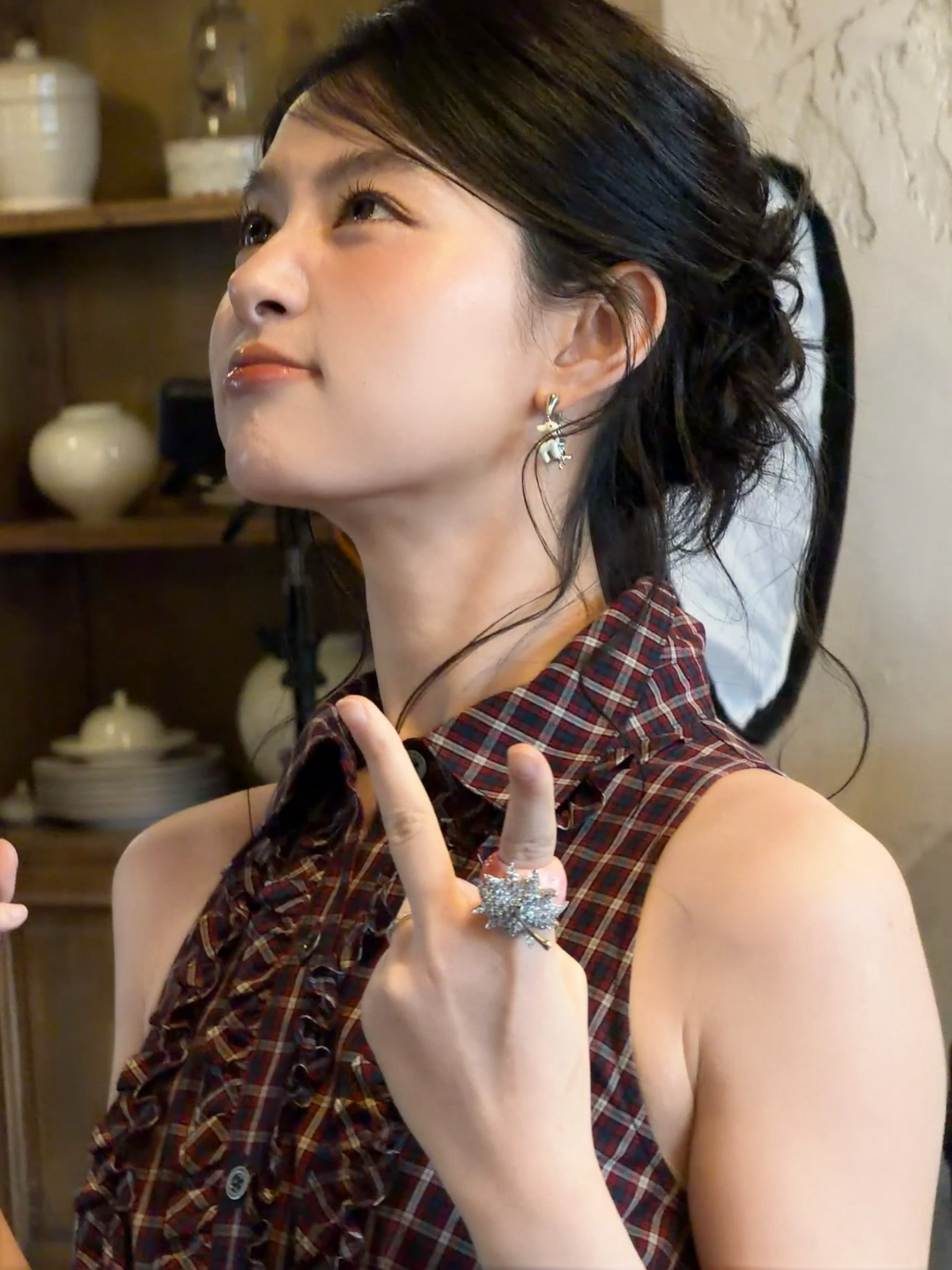 赵晴扫楼的时候用这个发型多可爱，头发散下来不如扎起来有辨识度。 