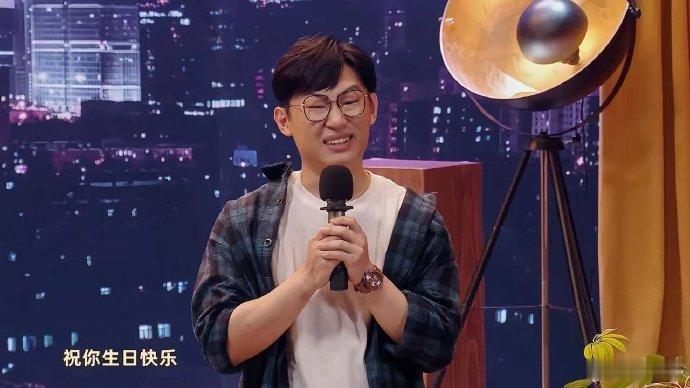 喜剧之神又降临喜人舞台了喜人奇妙夜这场竞演堪称一场喜剧盛宴，两个团队的演绎各具风