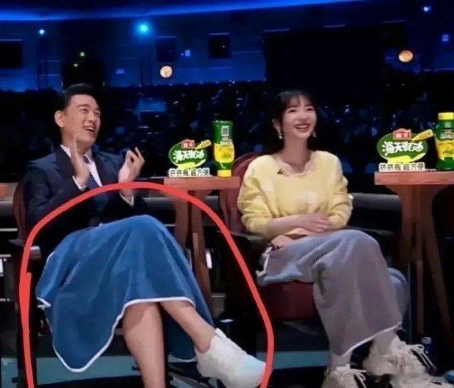 这毛毯莫非是由于节目正常播出的需要，被强制要求盖上的？ ​​​