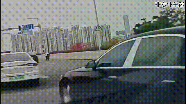 开上迈巴赫就可以横着走吗？
嗯，确实如此！
