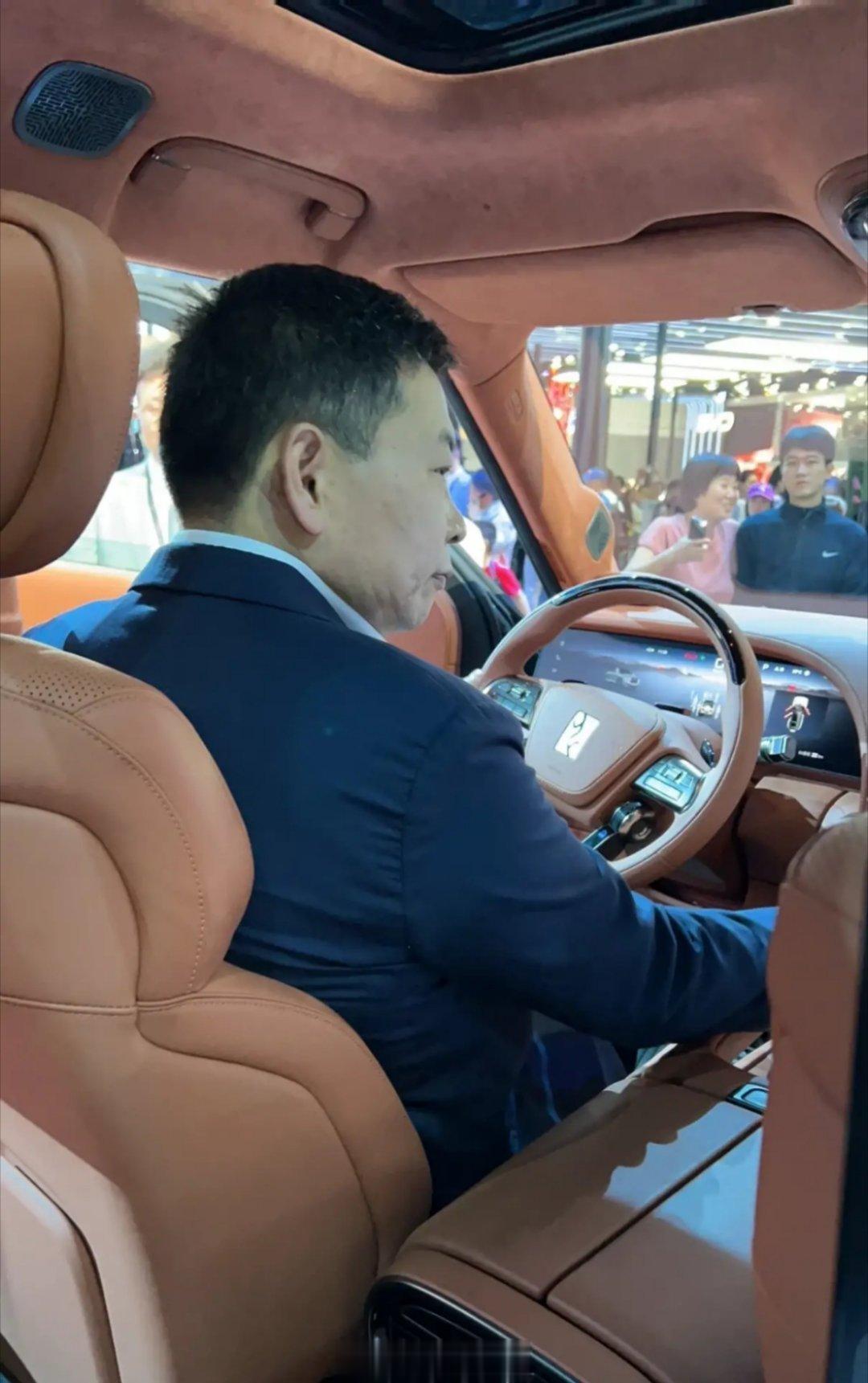 成都车展上最靓的仔。华为的余承东试乘比亚迪仰望U8后，不停的说“没想到”。[赞]