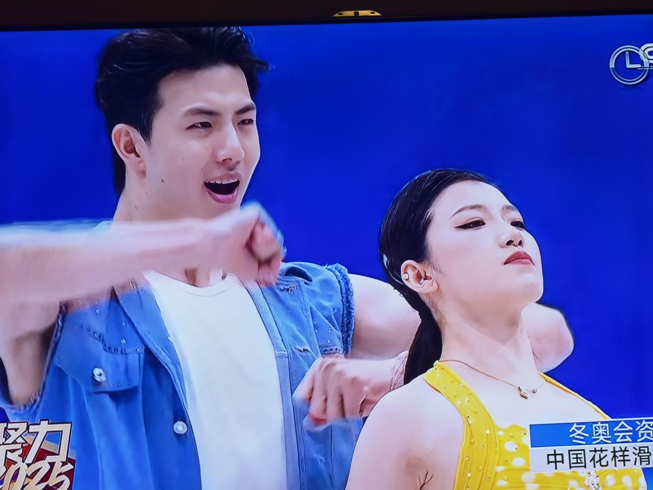 又在国际大赛上看到美女王诗玥和帅哥柳鑫宇的花样滑冰冰舞表演了。
     虽然目