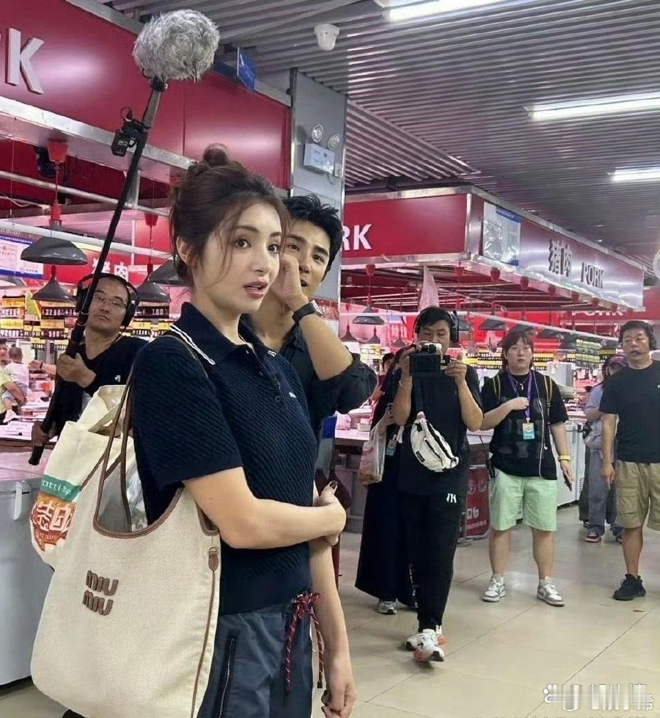 颜值不输迪丽热巴，却志在家庭，40岁麦迪娜的人生堪称完美 