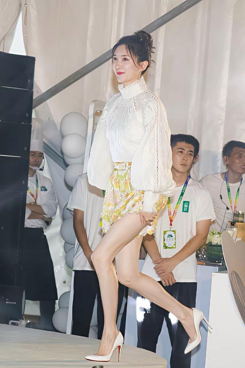 江疏影这气场简直绝了！每一步都走得摇曳生姿，魅力值拉满，这才是真正的“行走的画报