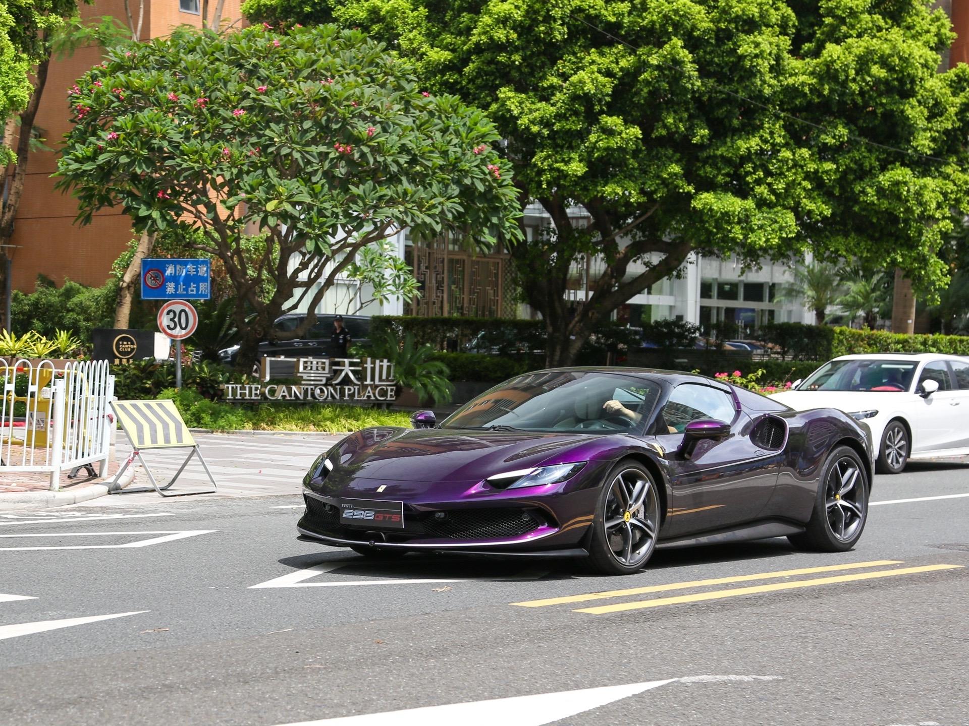 香港紫296GTS.放假第一天回家时经过广粤天地，刚好遇到这台Ferr...