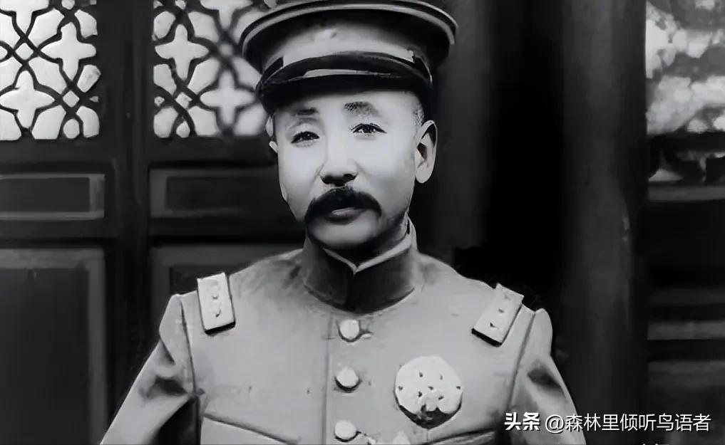 张作霖路过一个修鞋摊，见鞋匠干活慢，抬脚就踢了一下。鞋匠反手就给了他一巴掌，骂道