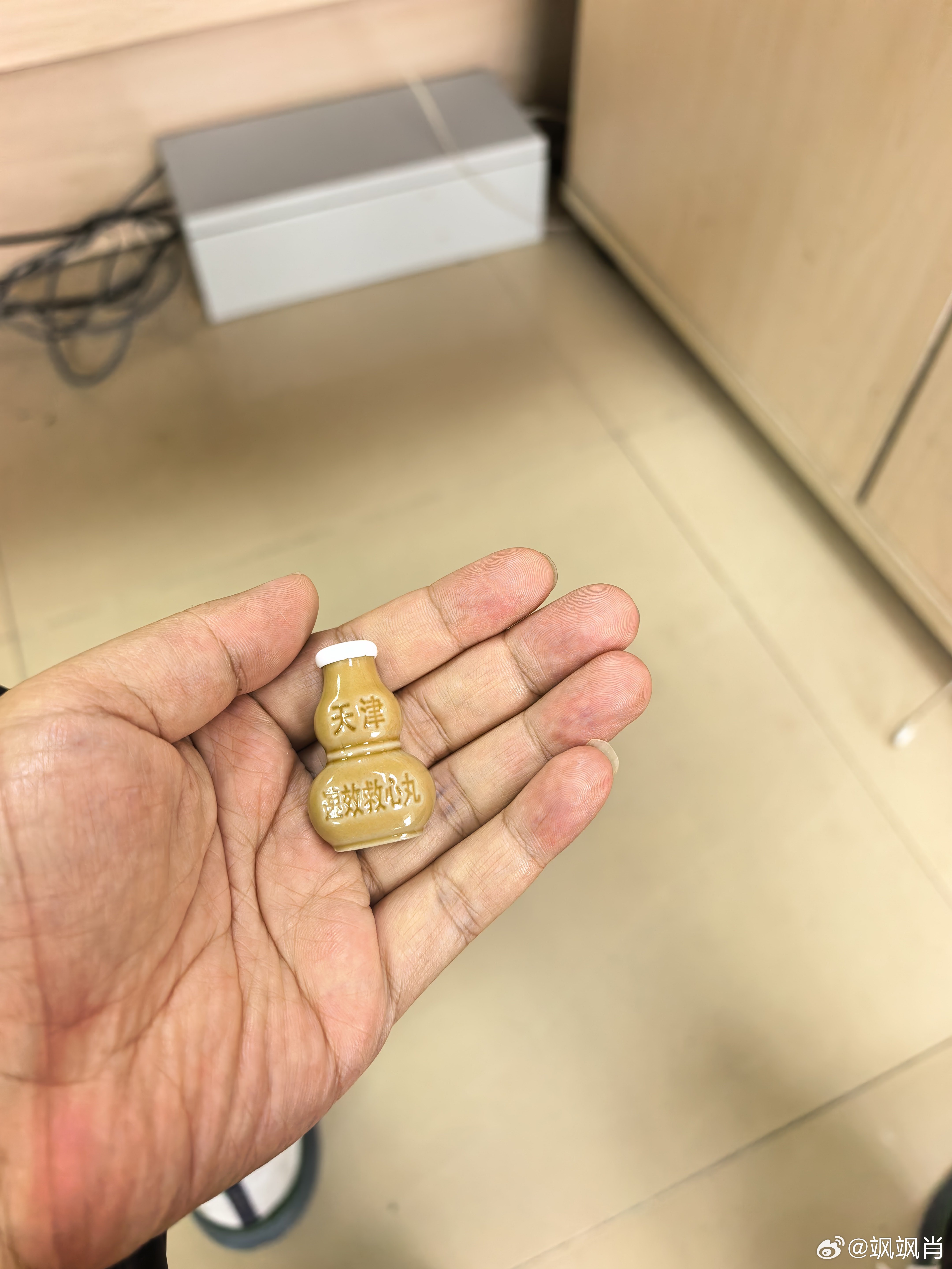 刚刚在办公室，左胸口一阵一阵闷，持续了一小时了，也不算疼，就是憋的慌，但好像偶尔