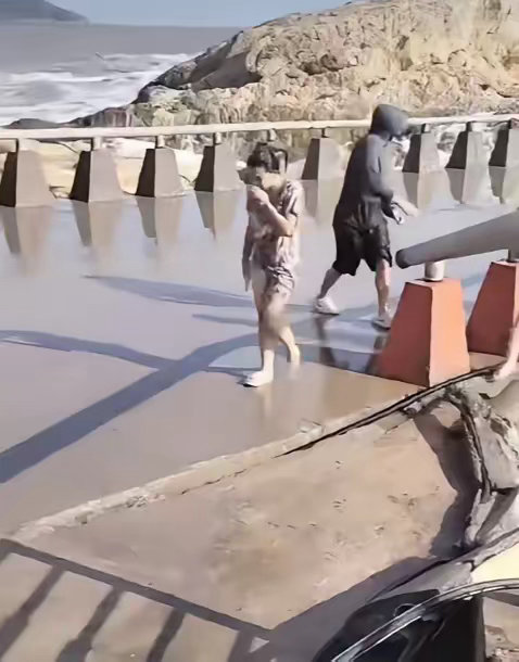 云南一家四口来浙江温岭石塘海边玩，一阵大浪打来，9岁孩子瞬间就被大浪吞没，还没等