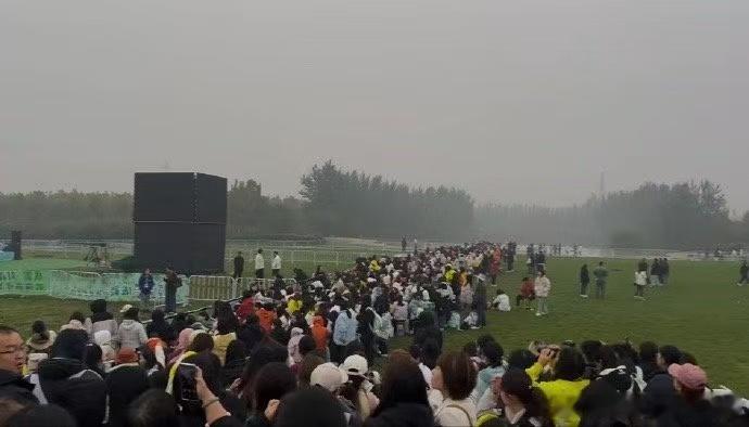 #成毅君乐宝线下人气##成毅君乐宝见面会#成毅君乐宝线下人气，我趣好多人啊，[憧
