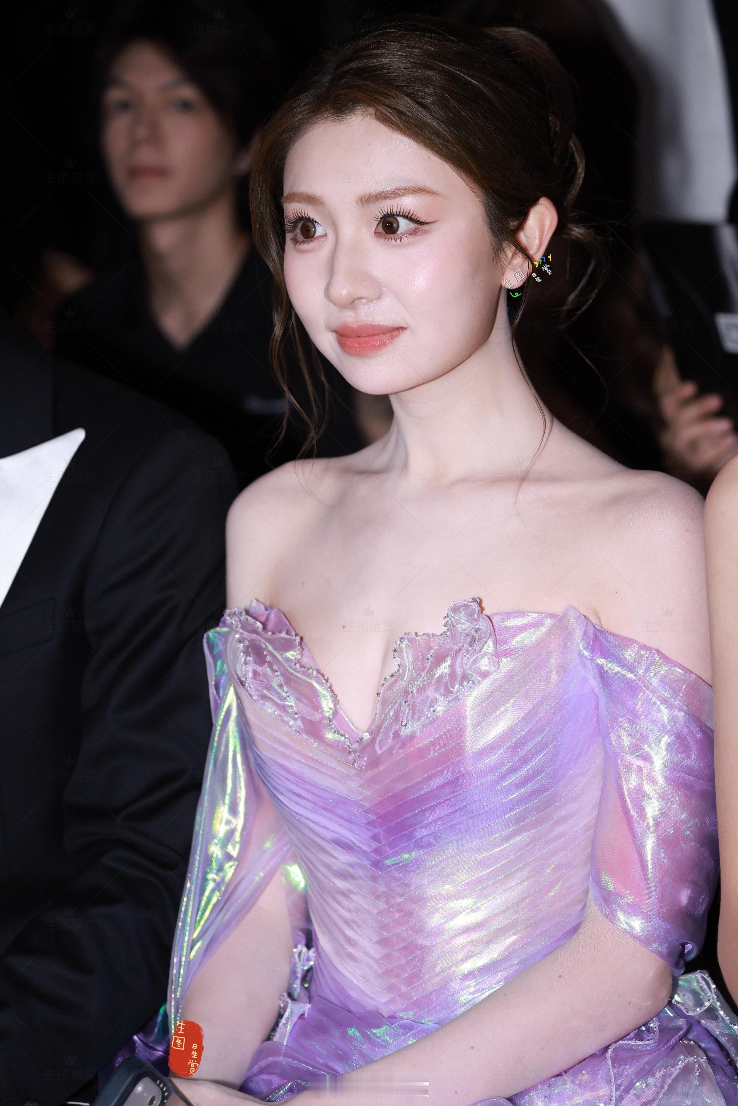 今天是紫色系徐如蓝，一整个美到发光🌟蓝蓝深圳MuseMarry新品看秀出图 