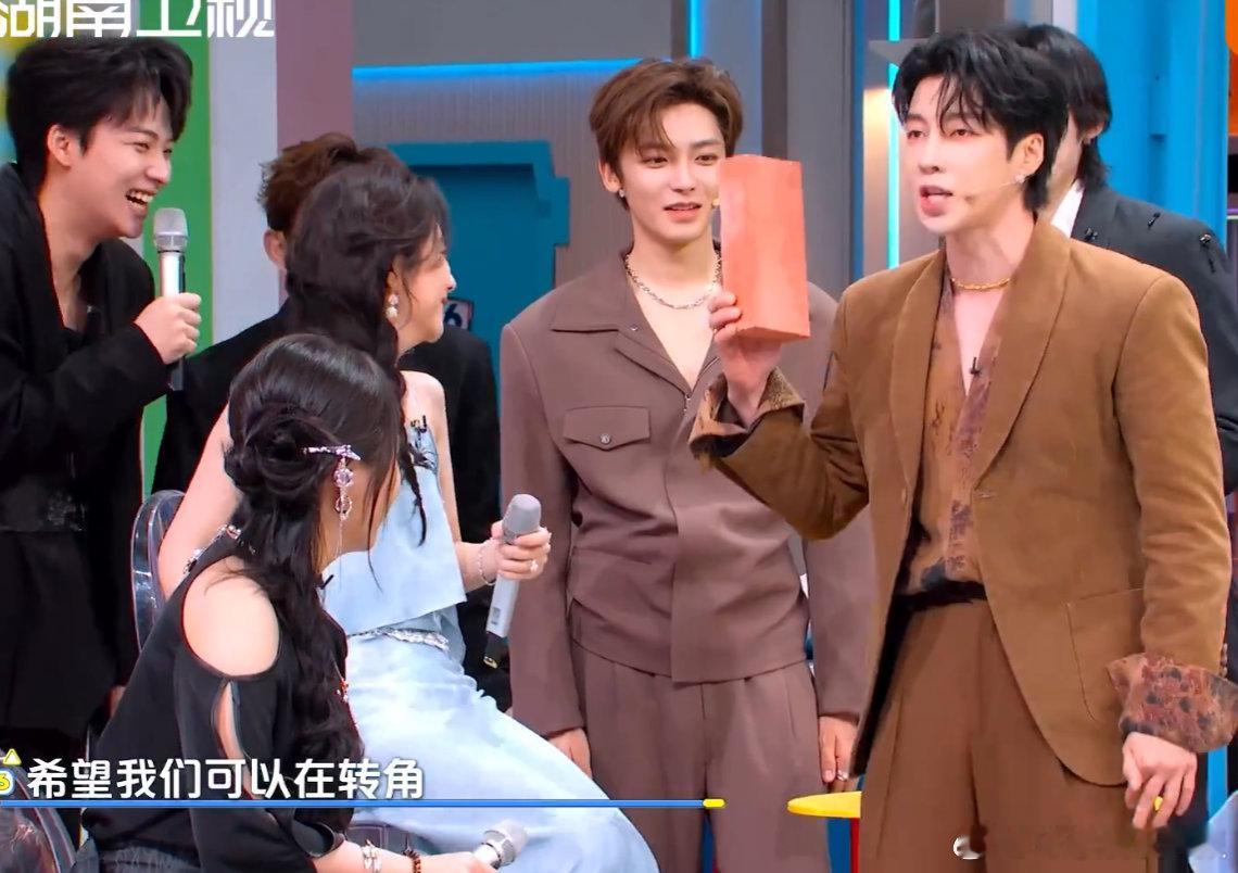 高瀚宇此砖角非彼转角别人的见面礼浪漫，高瀚宇的见面礼是砖头，还整了个谐音梗！你好